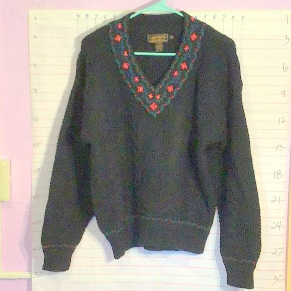 EDDIE BAUER women’s heavy wool sweater, VNeck, M/M  black